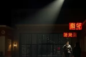 《星轨之下》封面，舞台上一束追光打向立式麦克风