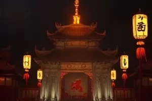 《长夜灯塔》封面，暴风雨里转动的灯塔光束扫过海面